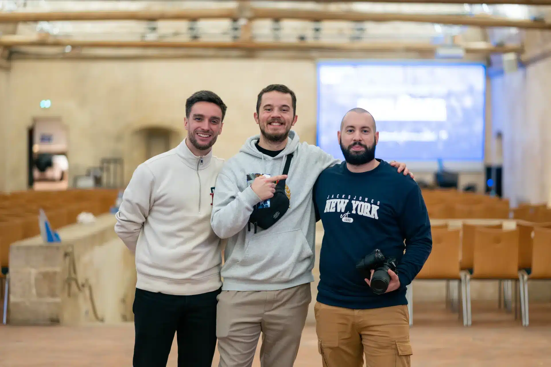 Bastien Plu en reportage corporate Le Mans, interaction avec l'équipe
