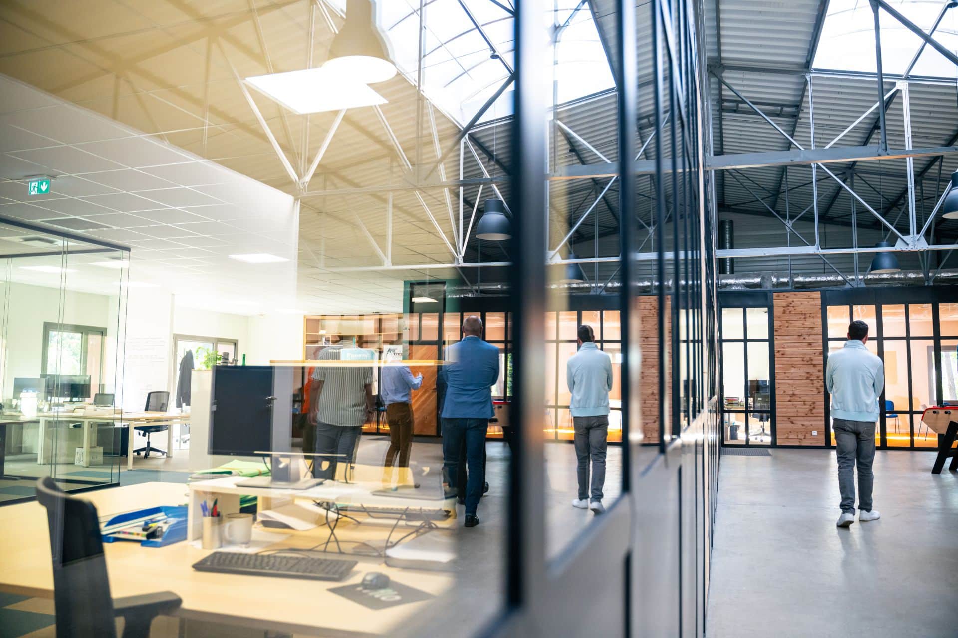 Photographe entreprise au Mans réalisant un reportage corporate dans des bureaux modernes