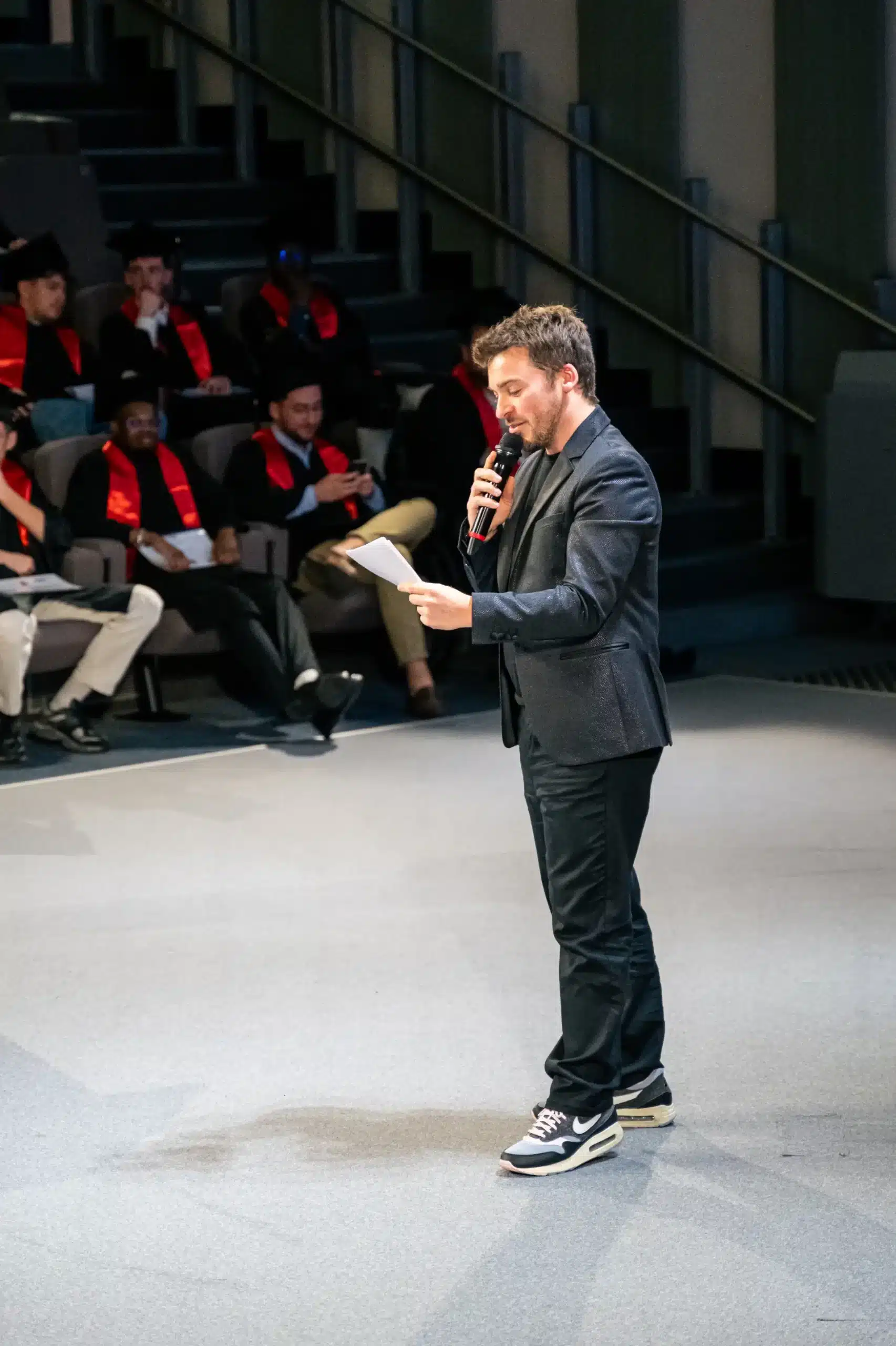 Reportage événementiel au Mans mettant en valeur une équipe d’entreprise en studio