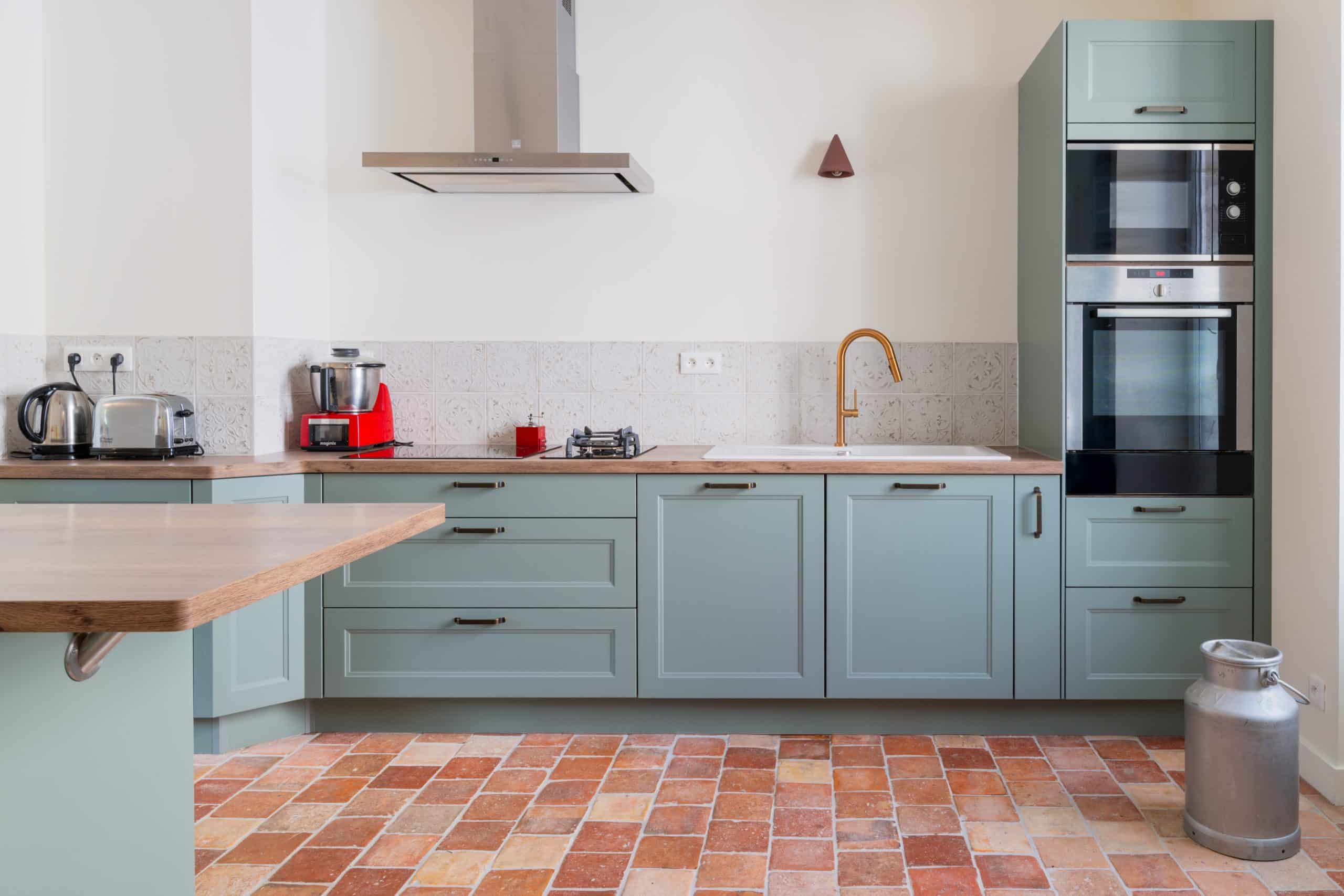Photographe immobilier Le Mans mettant en valeur une cuisine moderne lumineuse