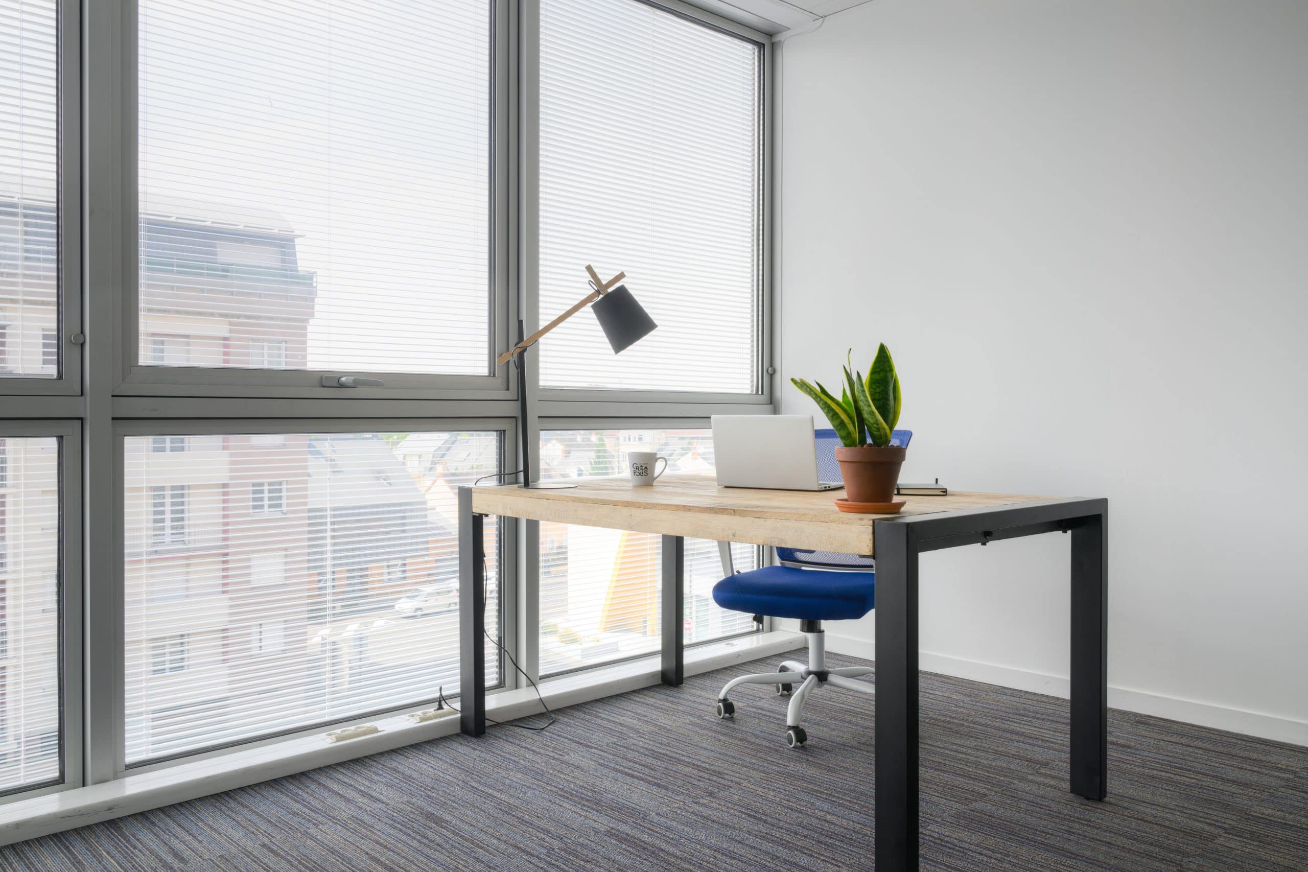 Photographe immobilier au Mans mettant en valeur un bureau moderne et lumineux