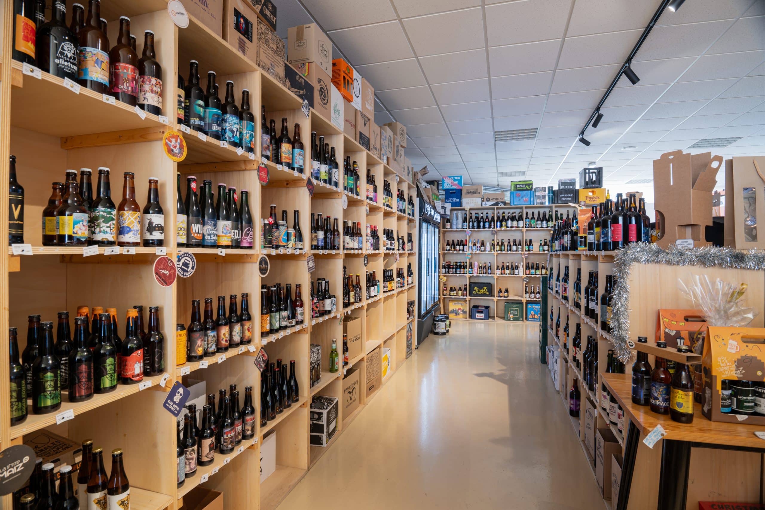 Photographe immobilier Le Mans valorisant un local commercial avec produits