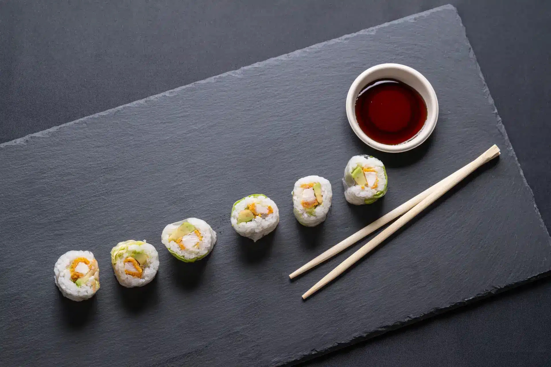 Photographie de produit au Mans mettant en valeur des sushis sur ardoise avec sauce soja