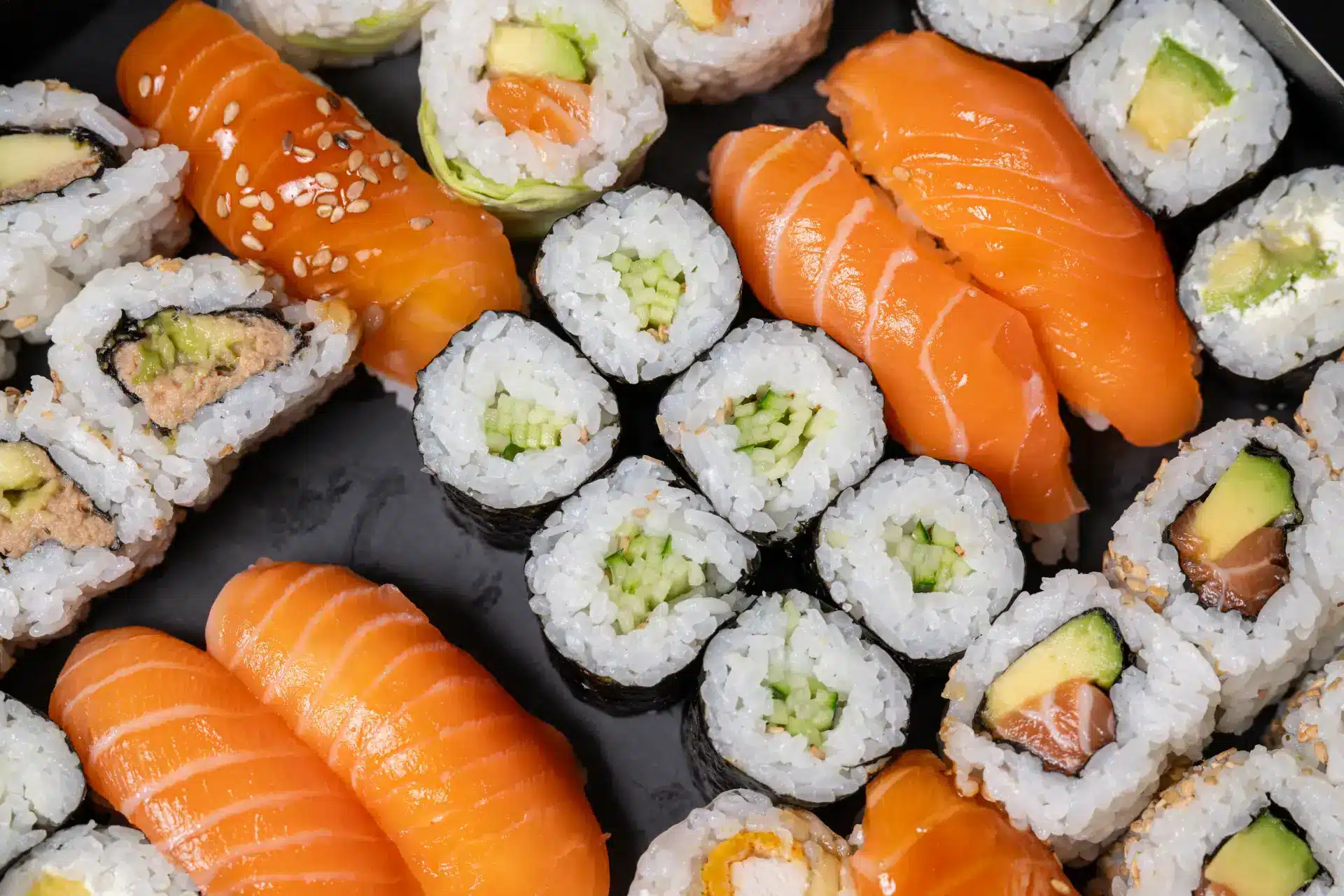 Photographie de produit au Mans mettant en valeur un plateau de sushis