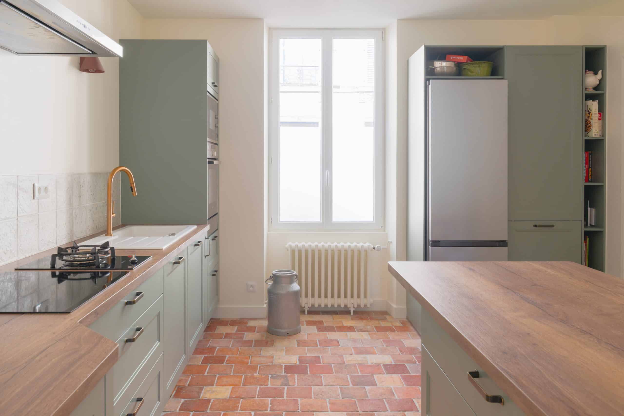 Photographie immobilière au Mans valorisant une cuisine avec lumière naturelle