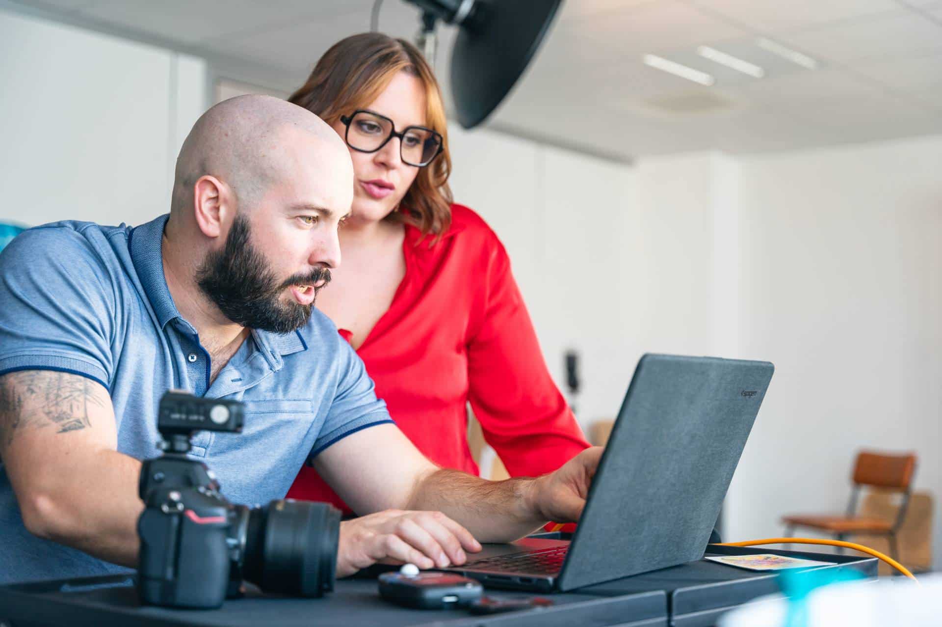Bastien Plu avec client pendant un reportage Le Mans