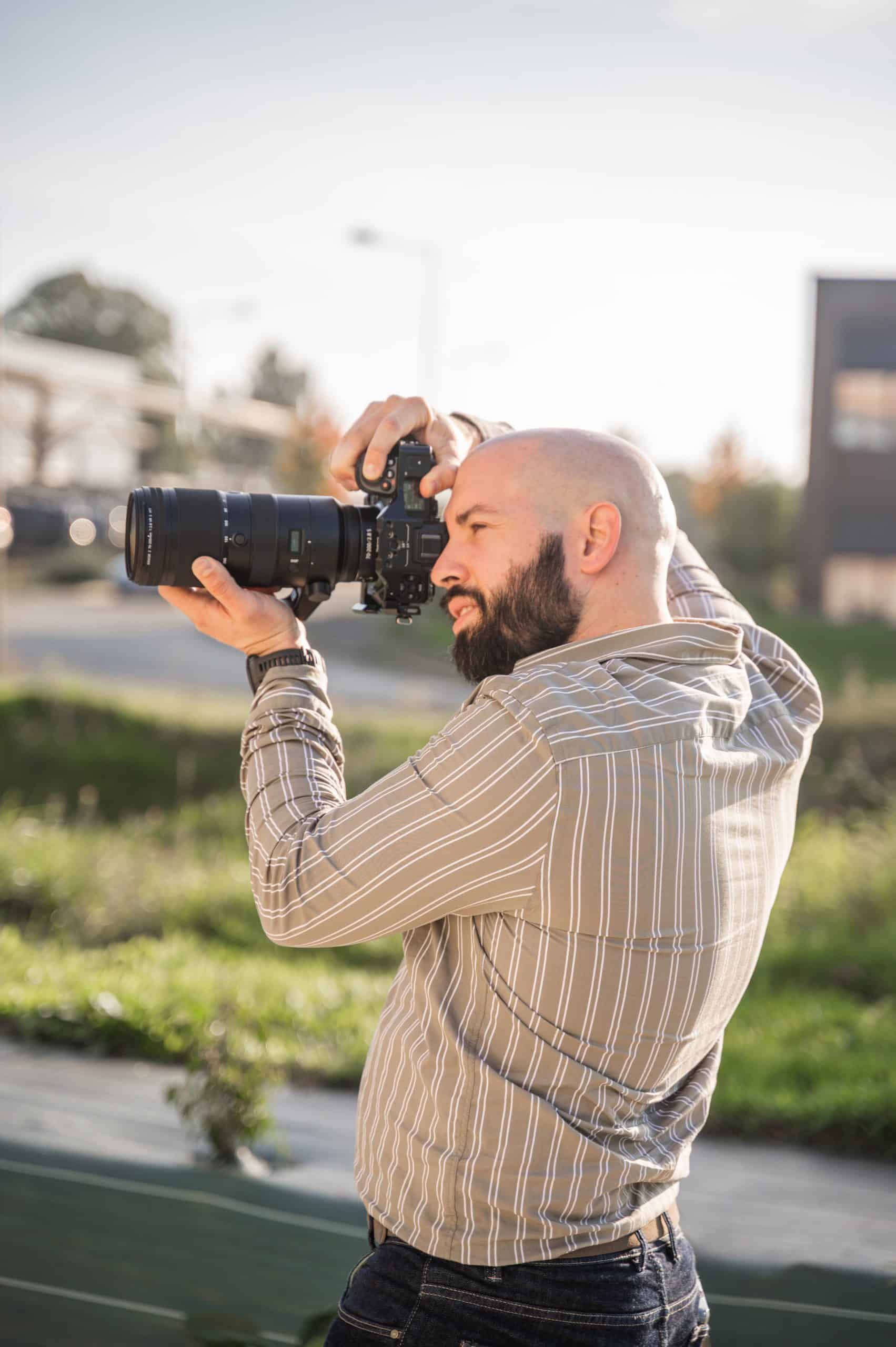 Portrait professionnel de Bastien Plu, photographe corporate et publicitaire au Mans, réalisé en extérieur