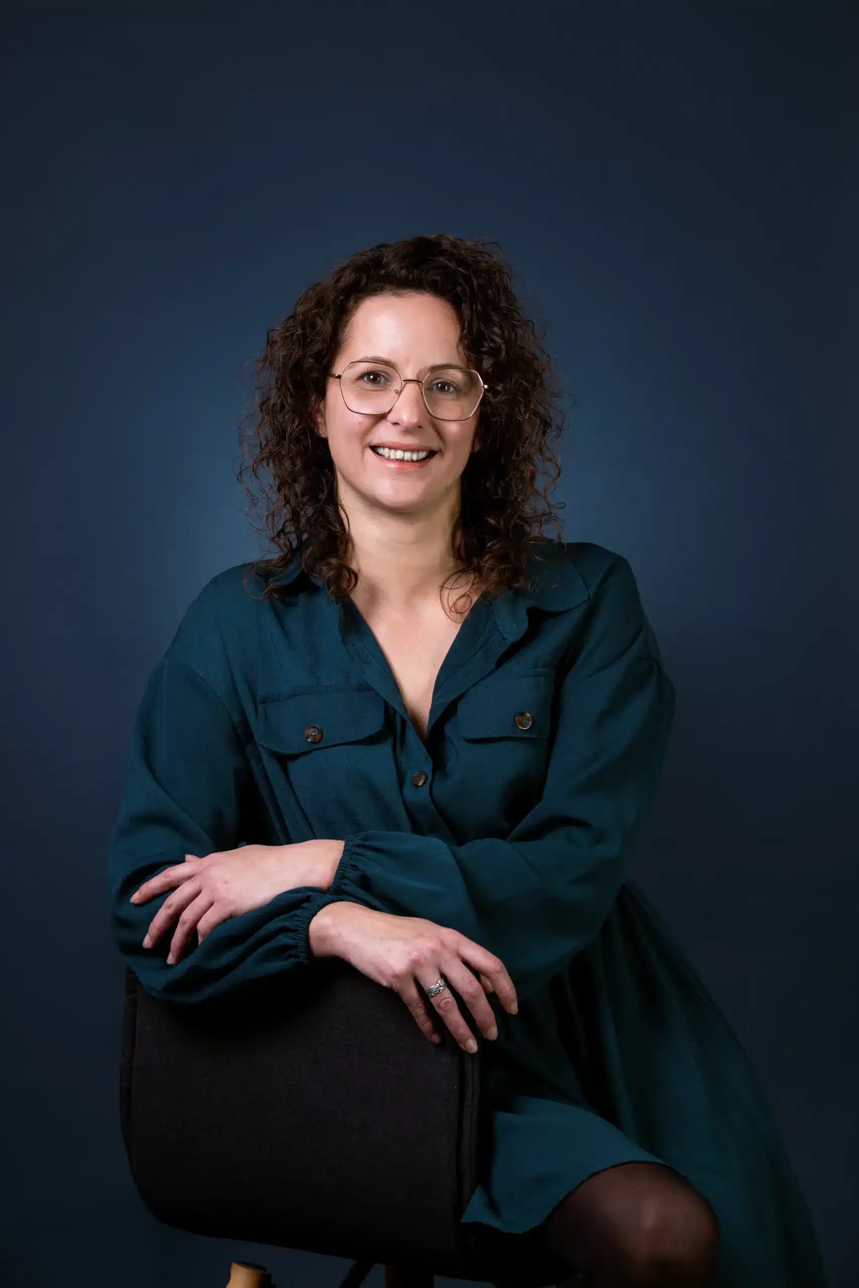 Portrait professionnel fond uni retouché