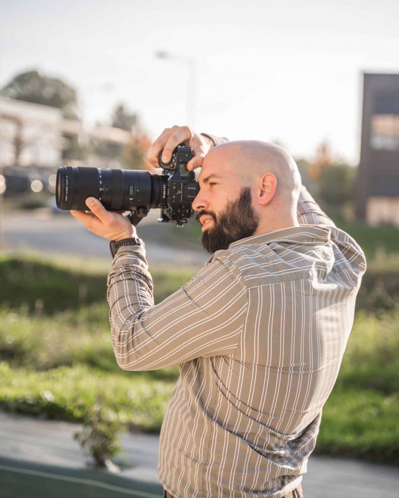 Portrait professionnel de Bastien Plu, photographe corporate et publicitaire au Mans, réalisé en extérieur